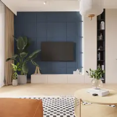 Nowoczesny salon z niebieską ścianą, telewizorem, roślinami i drewnianymi meblami.