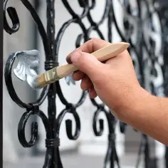Jak liczyć malowanie ogrodzenia i uniknąć kosztownych błędów