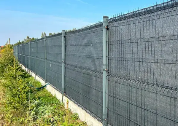 Jaką odległość między słupkami ogrodzenia panelowego wybrać dla stabilności?