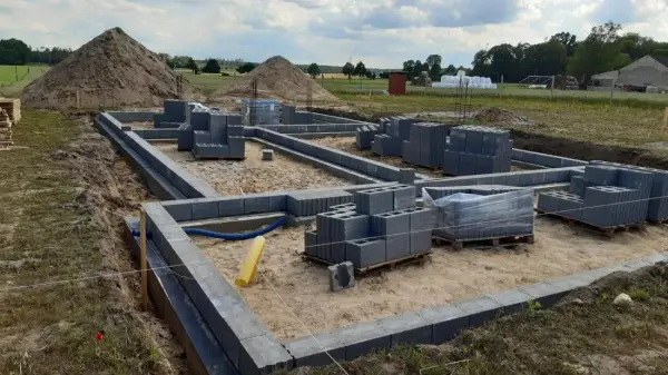 Ile naprawdę kosztuje wylanie fundamentu? Sprawdź, jak uniknąć wysokich kosztów!